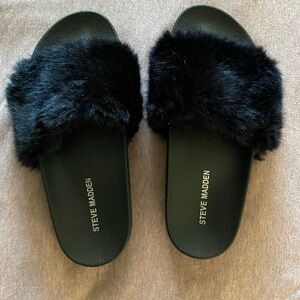 Steve Madden black fuzzy slide